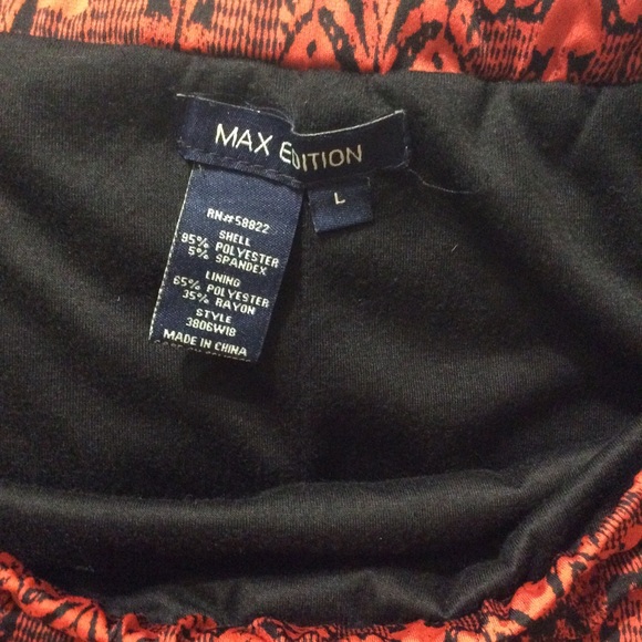 Red patterned skirt - Picture 7 of 8